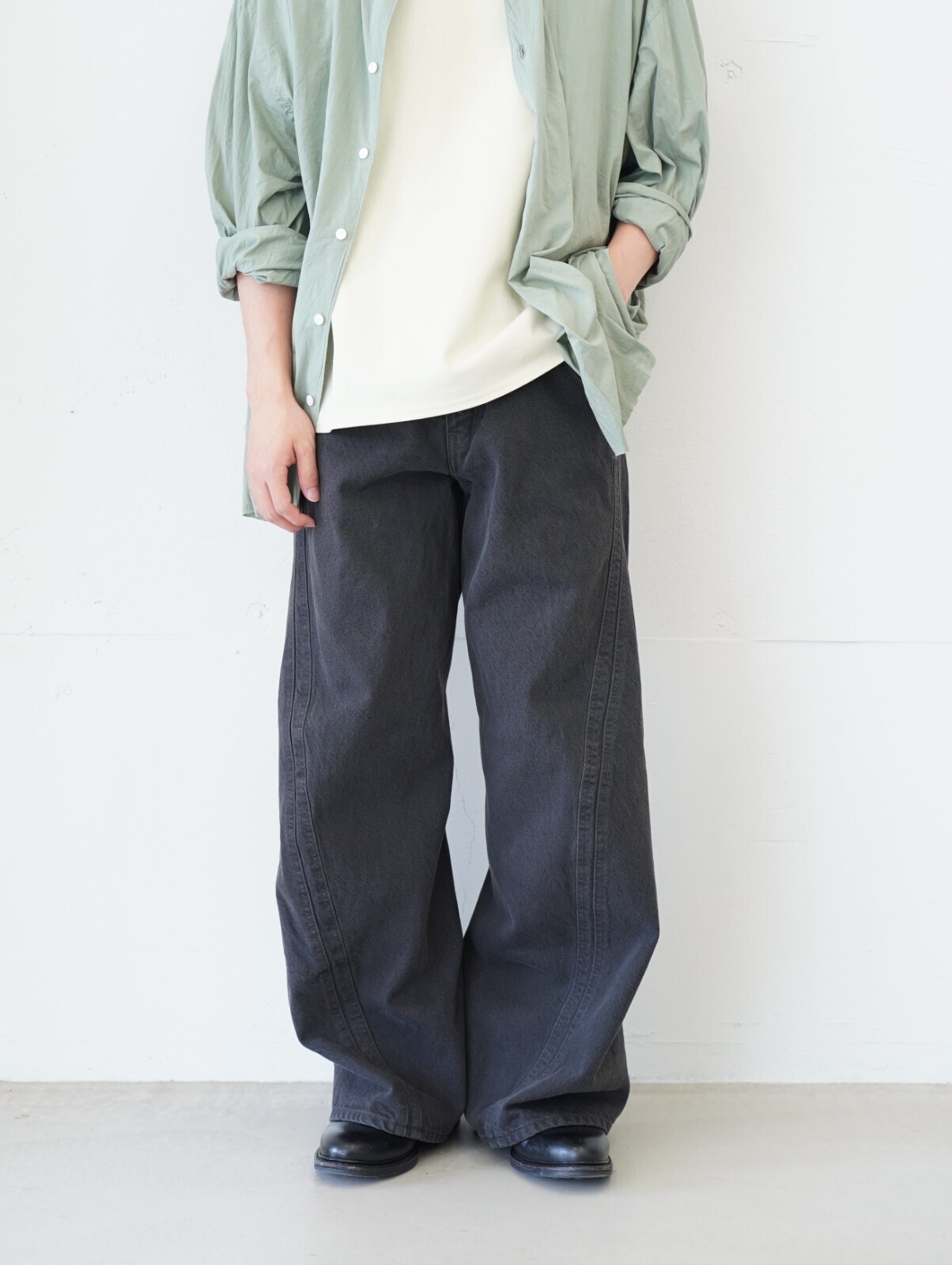 フジ(FUJI)、ネヴァーフォーゲット(NVRFRGT)、カネマサフィル(KANEMASA PHIL.)、ジャランスリウァヤ(Jalan Sriwijaya)のメンズコーディネート｜写真3