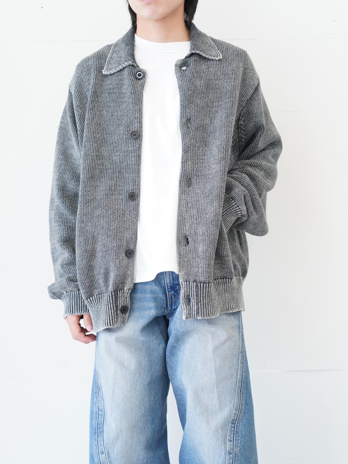 コッキ(KHOKI)、ダイリク(DAIRIKU)、ネヴァーフォーゲット(NVRFRGT)、ジャランスリウァヤ(Jalan Sriwijaya)のメンズコーディネート｜写真2