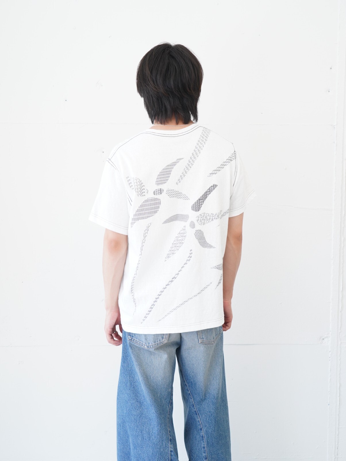 コッキ(KHOKI)、ダイリク(DAIRIKU)、ネヴァーフォーゲット(NVRFRGT)、ジャランスリウァヤ(Jalan Sriwijaya)のメンズコーディネート｜写真4