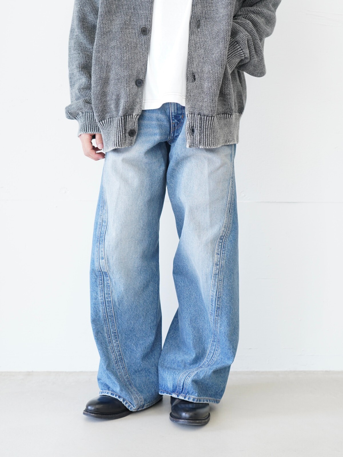 コッキ(KHOKI)、ダイリク(DAIRIKU)、ネヴァーフォーゲット(NVRFRGT)、ジャランスリウァヤ(Jalan Sriwijaya)のメンズコーディネート｜写真3