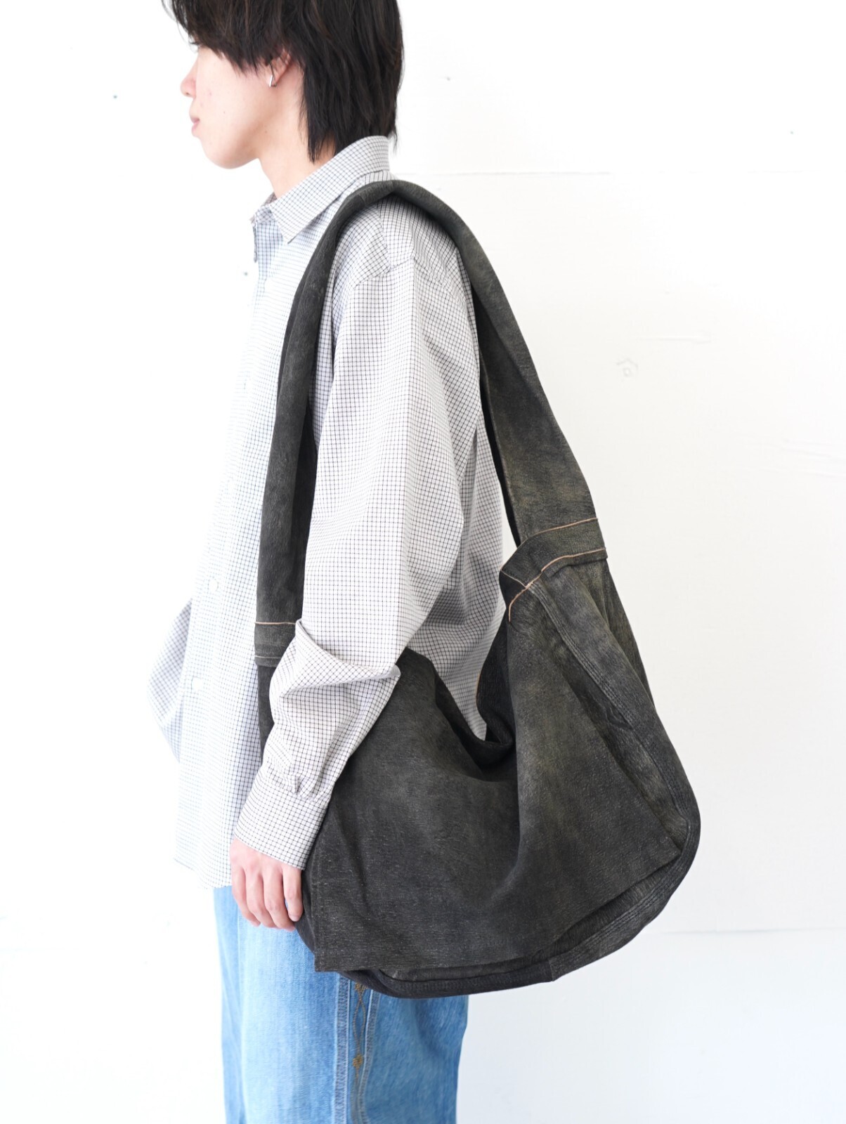 カネマサフィル(KANEMASA PHIL.)、サルト(SARTO)、セブンバイセブン(SEVEN BY SEVEN)、ジャランスリウァヤ(Jalan Sriwijaya)のメンズコーディネート｜写真3