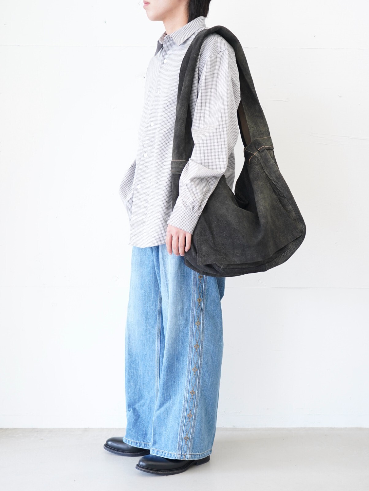 カネマサフィル(KANEMASA PHIL.)、サルト(SARTO)、セブンバイセブン(SEVEN BY SEVEN)、ジャランスリウァヤ(Jalan Sriwijaya)のメンズコーディネート｜写真2