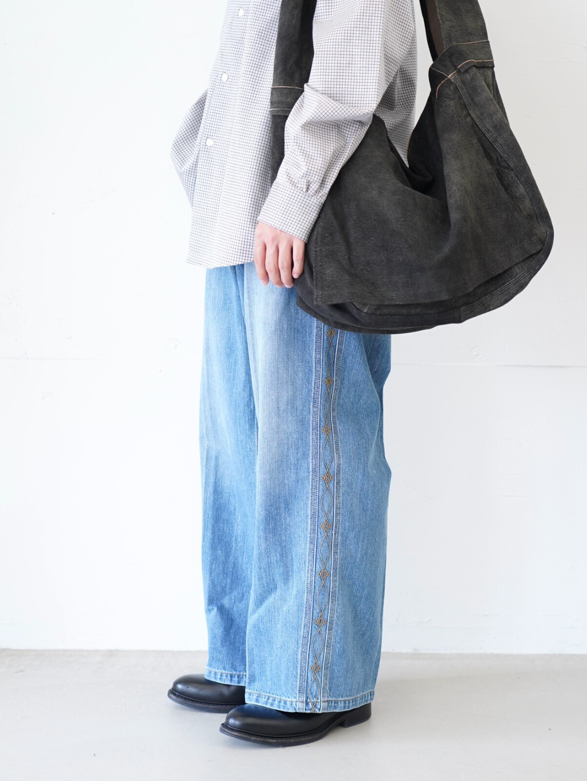 カネマサフィル(KANEMASA PHIL.)、サルト(SARTO)、セブンバイセブン(SEVEN BY SEVEN)、ジャランスリウァヤ(Jalan Sriwijaya)のメンズコーディネート｜写真4