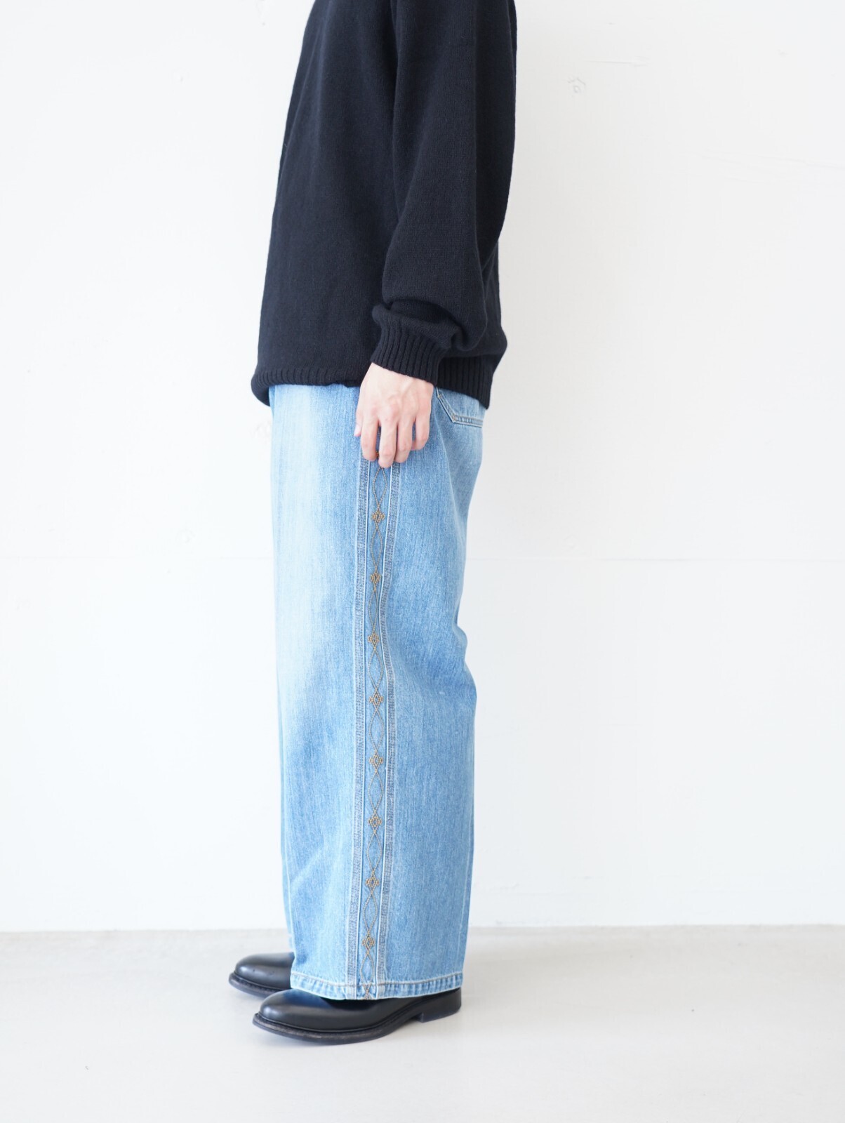 サルト(SARTO)、ブラン ワイエム(Blanc YM)、ジャランスリウァヤ(Jalan Sriwijaya)のメンズコーディネート｜写真4