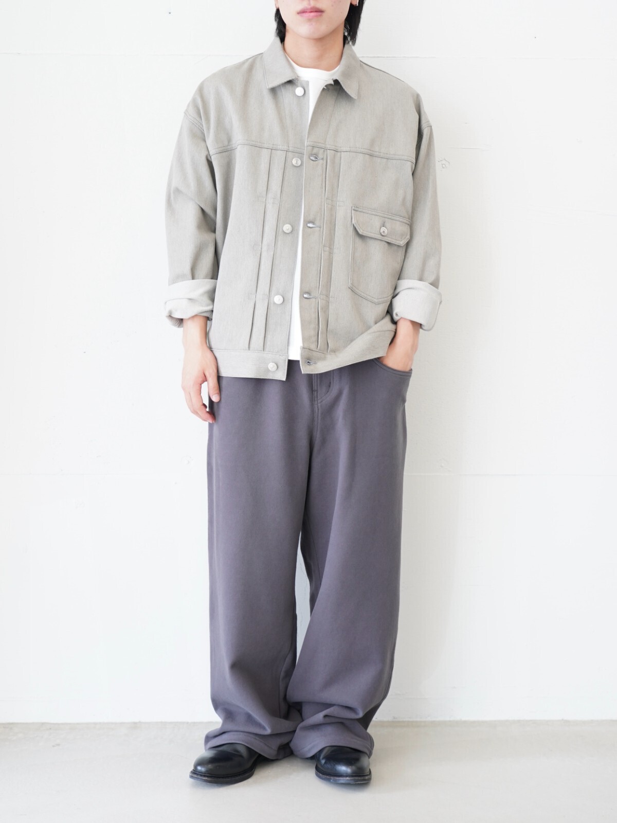 アベリア エドワード ゴーチャ(Abelia Edoward Goucha)、セブンバイセブン(SEVEN BY SEVEN)、ジャランスリウァヤ(Jalan Sriwijaya)、コッキ(KHOKI)のメンズコーディネート｜写真1