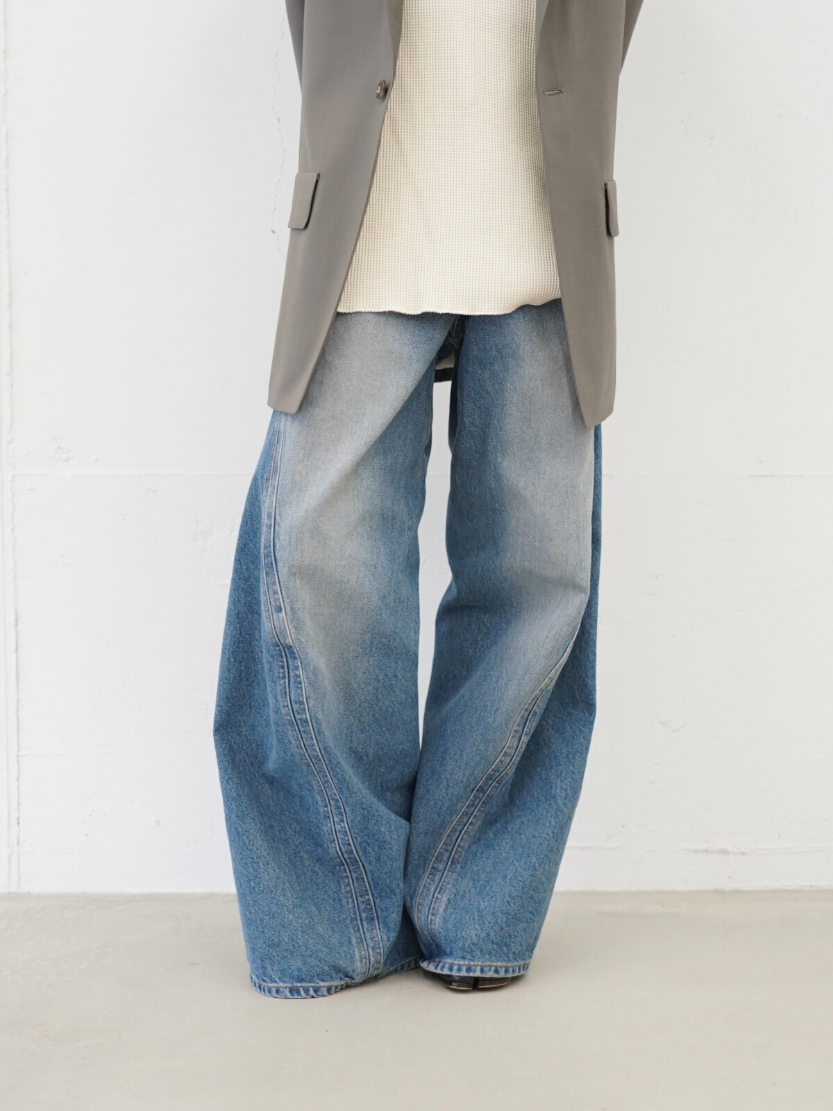 ワンダールーム(WONDER ROOM)、ネヴァーフォーゲット(NVRFRGT)、イレニサ(IRENISA)のレディースコーディネート｜写真4