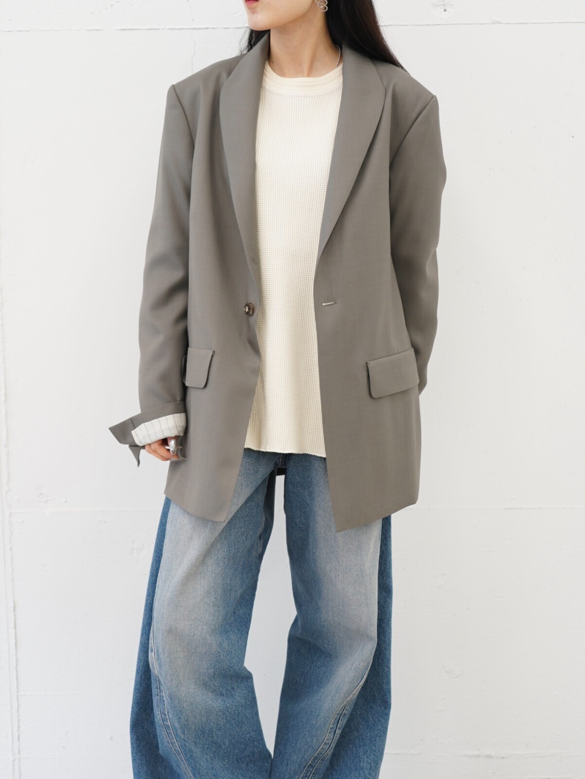 ワンダールーム(WONDER ROOM)、ネヴァーフォーゲット(NVRFRGT)、イレニサ(IRENISA)のレディースコーディネート｜写真2