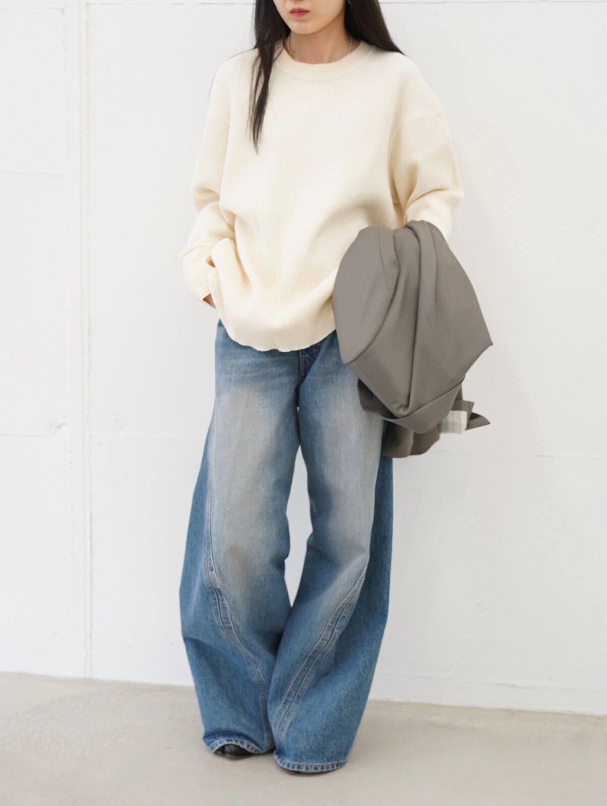 ワンダールーム(WONDER ROOM)、ネヴァーフォーゲット(NVRFRGT)、イレニサ(IRENISA)のレディースコーディネート｜写真3