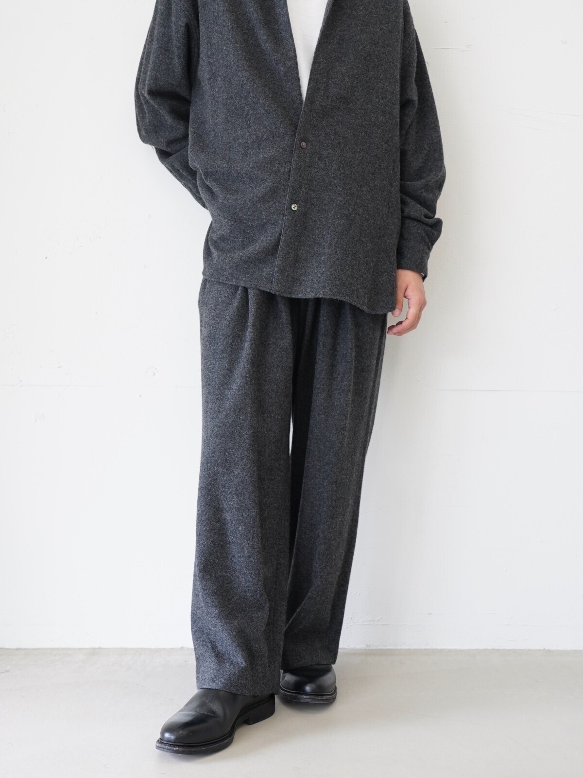 ブラン ワイエム(Blanc YM)、ワンダールーム(WONDER ROOM)、ジャランスリウァヤ(Jalan Sriwijaya)のメンズコーディネート｜写真3