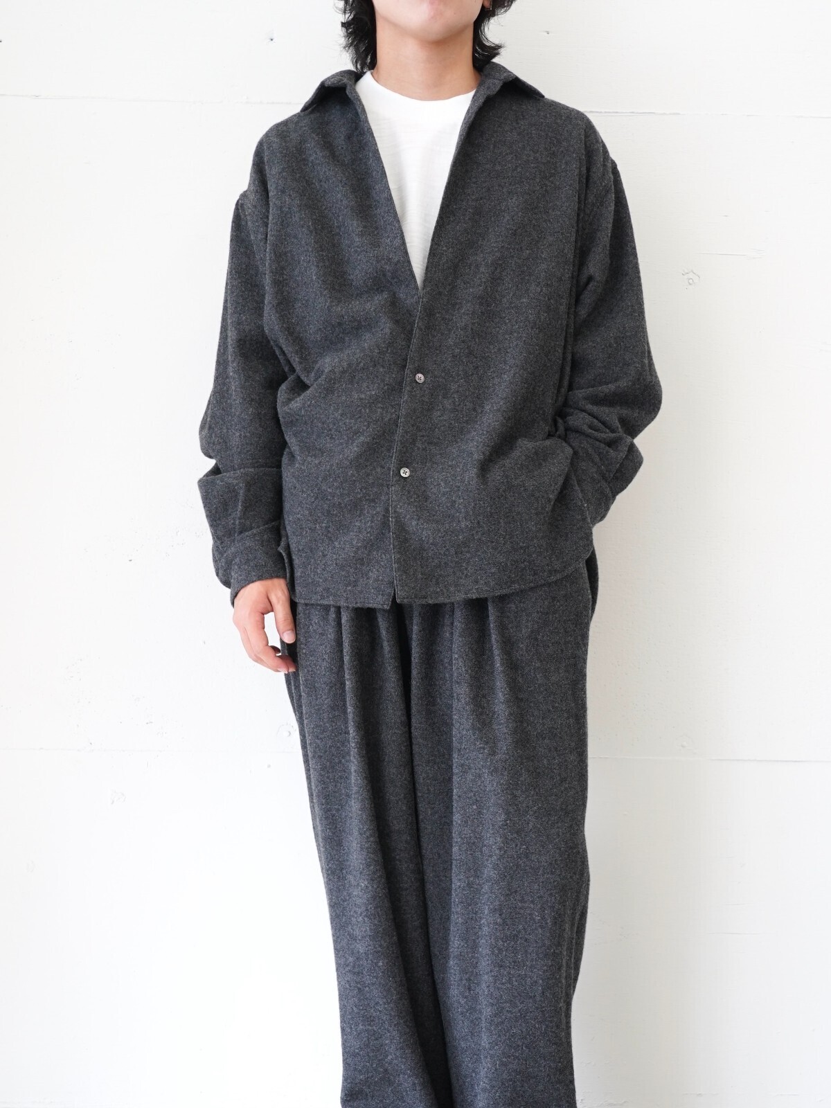 ブラン ワイエム(Blanc YM)、ワンダールーム(WONDER ROOM)、ジャランスリウァヤ(Jalan Sriwijaya)のメンズコーディネート｜写真2