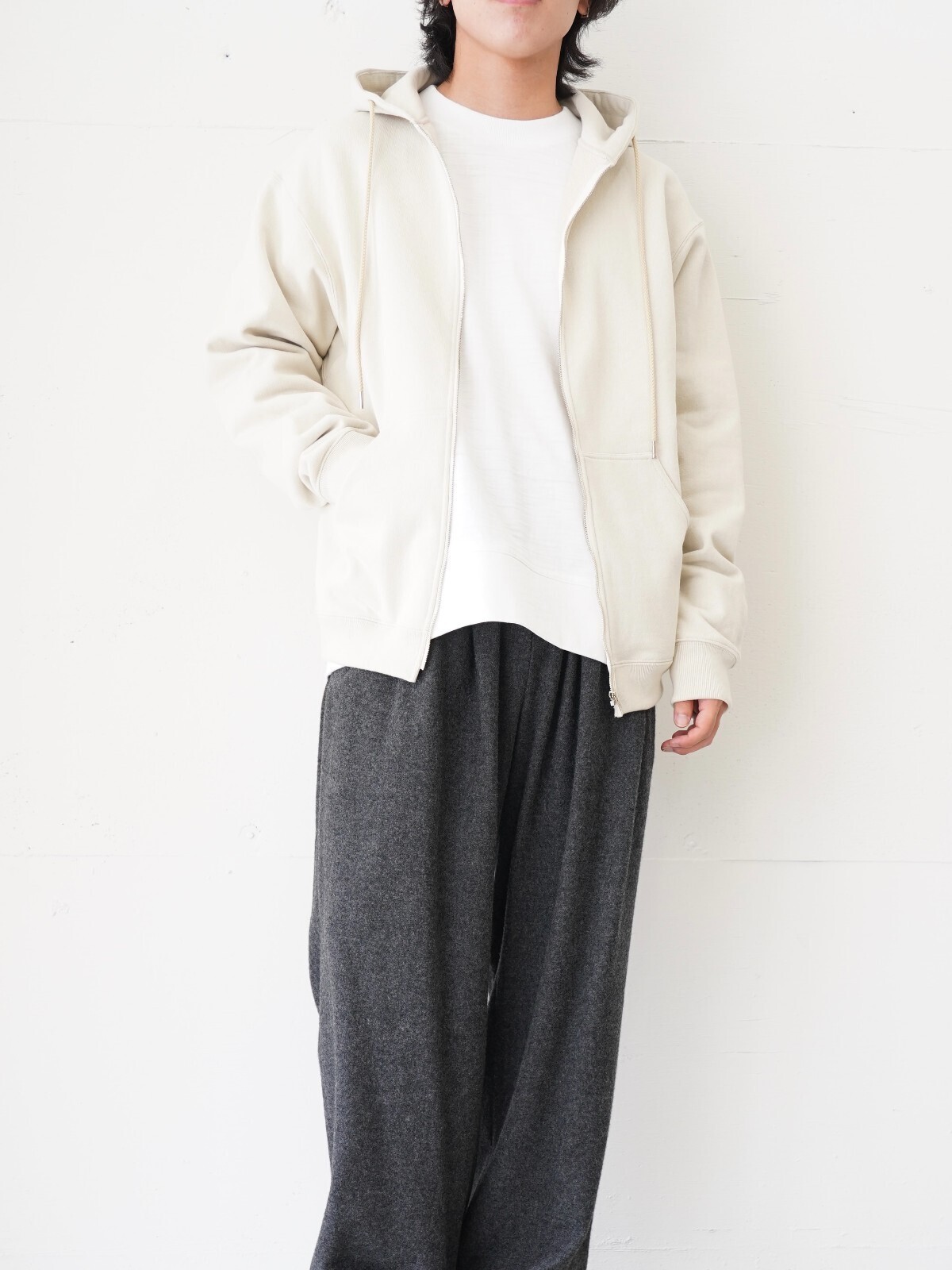 フジ(FUJI)、ブラン ワイエム(Blanc YM)、ワンダールーム(WONDER ROOM)、ジャランスリウァヤ(Jalan Sriwijaya)のメンズコーディネート｜写真2