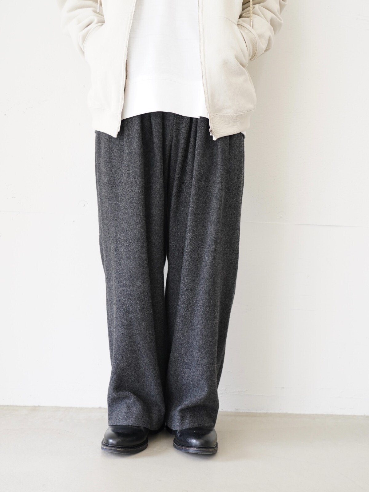 フジ(FUJI)、ブラン ワイエム(Blanc YM)、ワンダールーム(WONDER ROOM)、ジャランスリウァヤ(Jalan Sriwijaya)のメンズコーディネート｜写真3