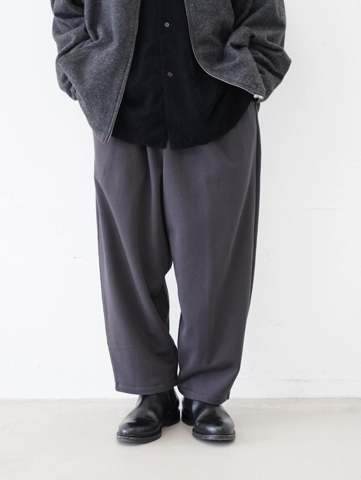 ブラン ワイエム(Blanc YM)、サバイ(saby)、ワンダールーム(WONDER ROOM)、ジャランスリウァヤ(Jalan Sriwijaya)のメンズコーディネート｜写真3