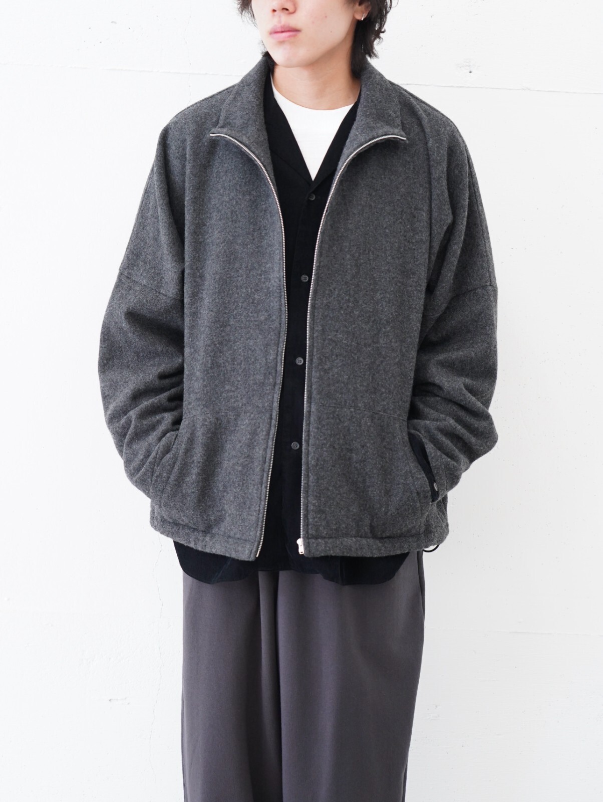 ブラン ワイエム(Blanc YM)、サバイ(saby)、ワンダールーム(WONDER ROOM)、ジャランスリウァヤ(Jalan Sriwijaya)のメンズコーディネート｜写真2