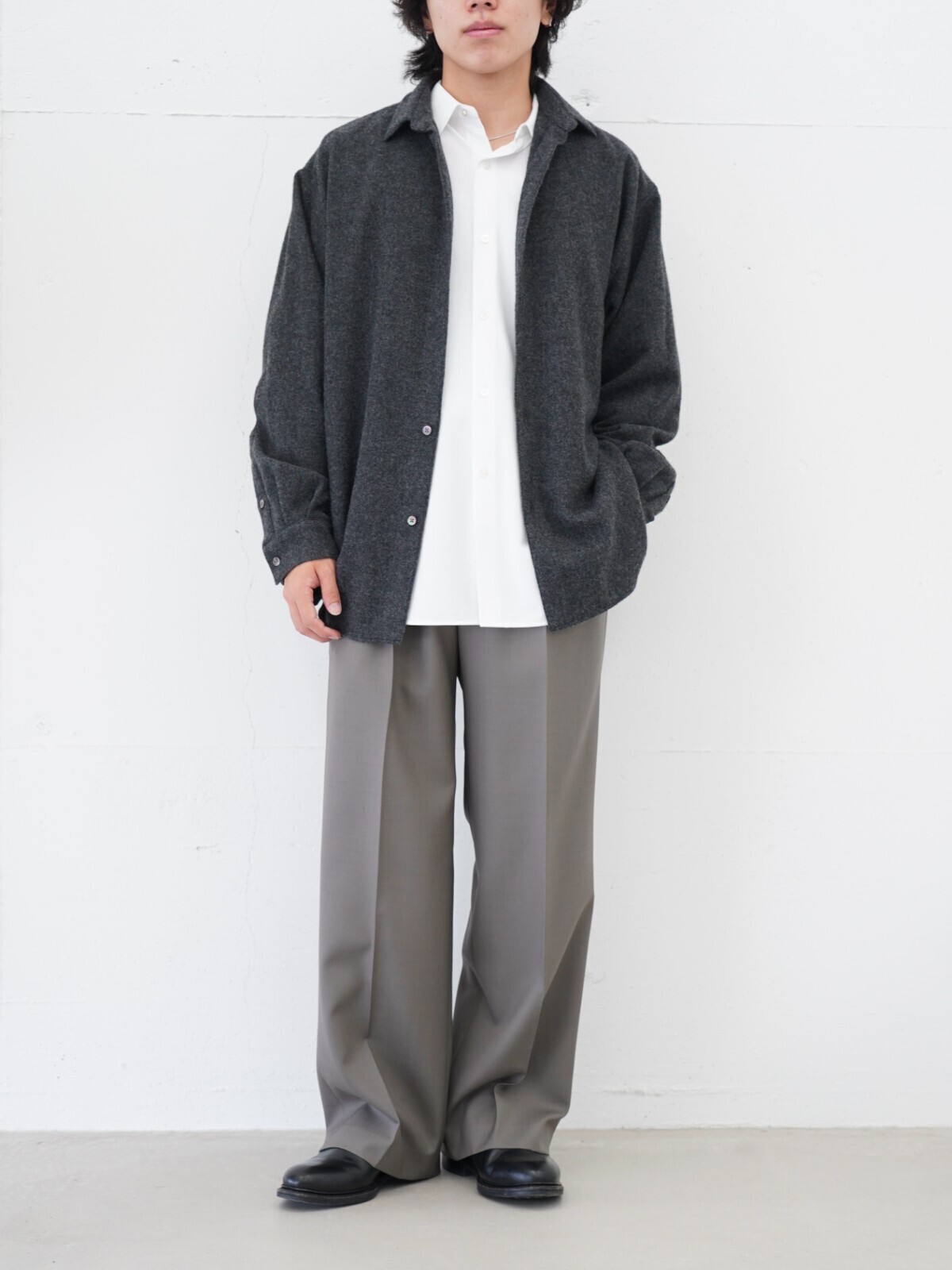 ブラン ワイエム(Blanc YM)、カネマサフィル(KANEMASA PHIL.)、イレニサ(IRENISA)、ジャランスリウァヤ(Jalan Sriwijaya)のメンズコーディネート｜写真1