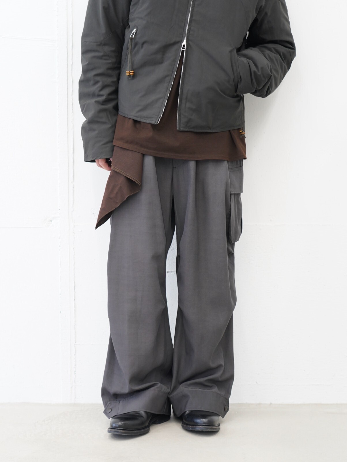 ネヴァーフォーゲット(NVRFRGT)、アンセム エー(ANTHEM A)、フジ(FUJI)、ジャランスリウァヤ(Jalan Sriwijaya)のメンズコーディネート｜写真3