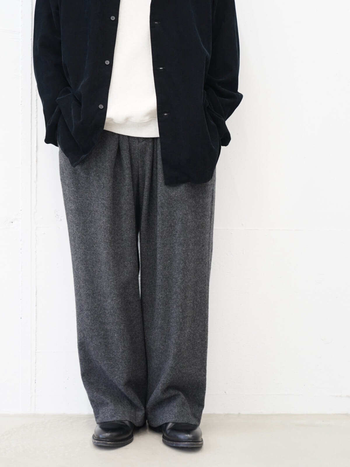 サバイ(saby)、フジ(FUJI)、ブラン ワイエム(Blanc YM)、ジャランスリウァヤ(Jalan Sriwijaya)のメンズコーディネート｜写真4